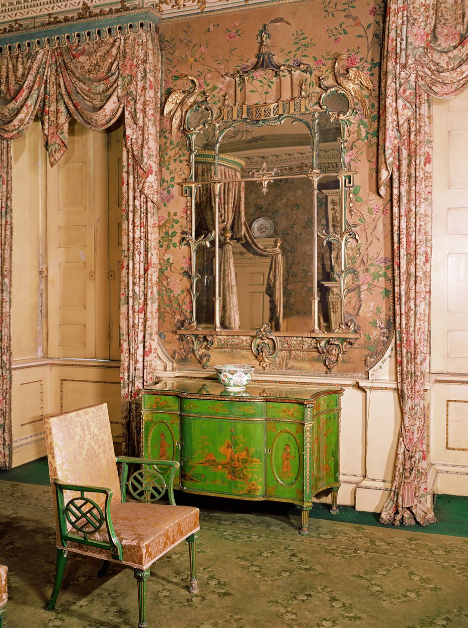 Kommode og stol i det statlige sengekammeret på Nostell Priory, Yorkshire (grønn og gulllakk) av Thomas Chippendale