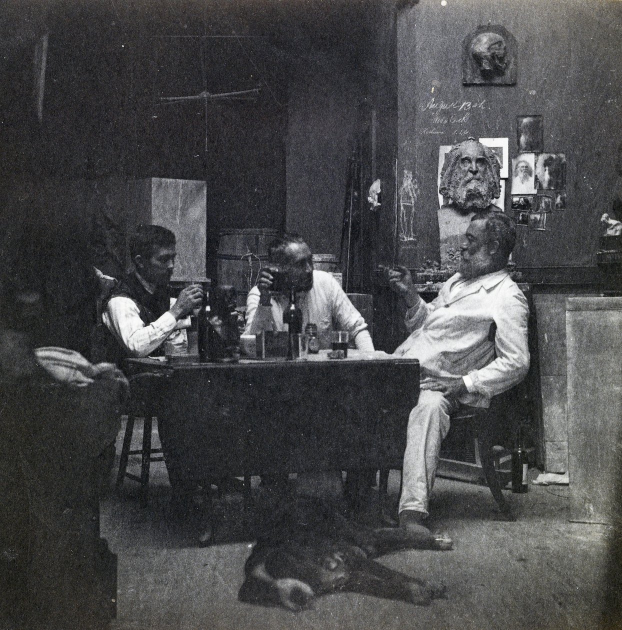 Samuel Murray, Thomas Eakins og William O'Donovan i Eakins's Chestnut Street Studio, ca. 1891-2 (platinatrykk) av Thomas Eakins
