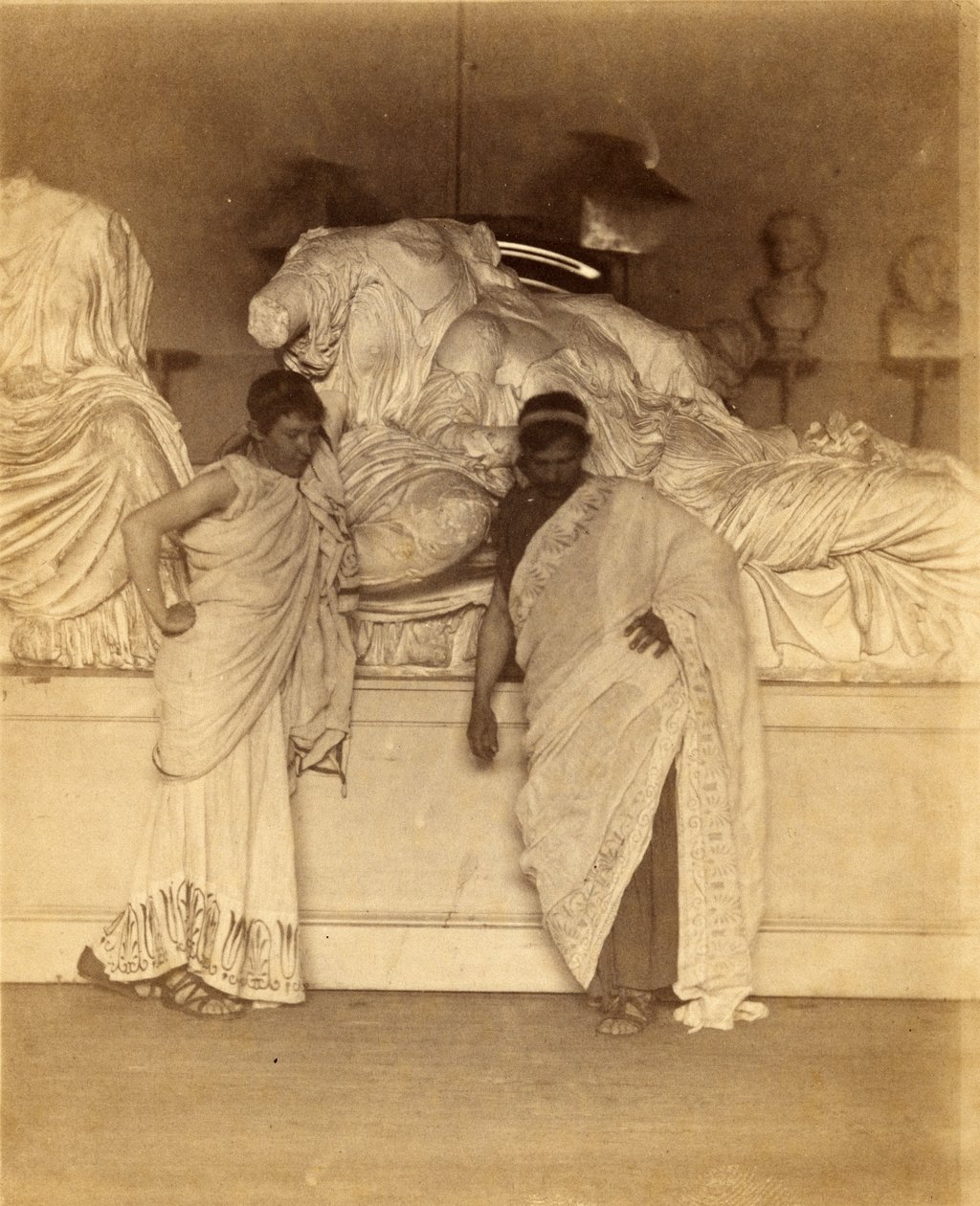 To mannlige studenter i gresk kostyme før en gipsavstøpning av de tre skjebnene fra Elgin Marbles, ca. 1882-3 (albumin sølvtrykk) av Thomas Eakins