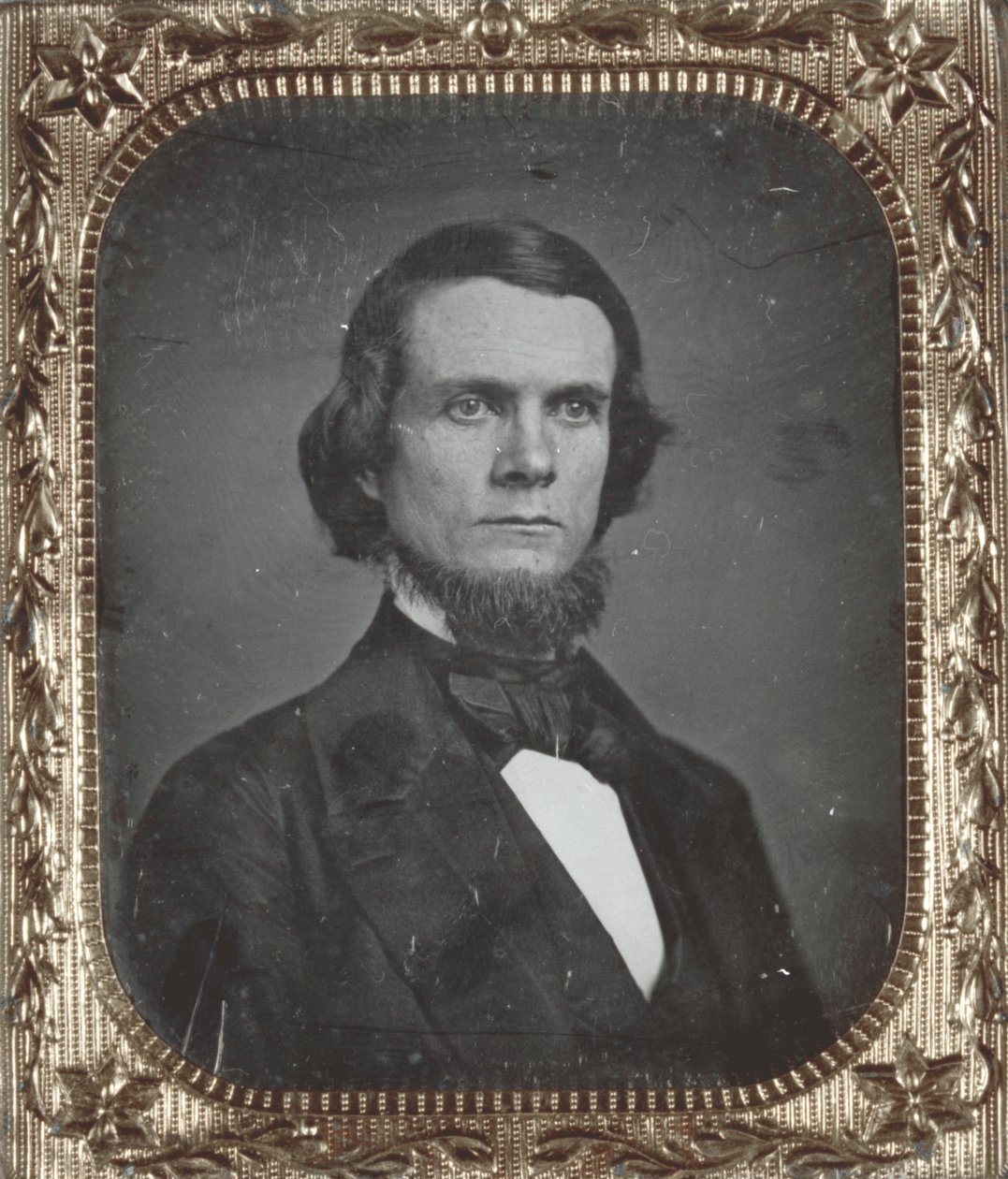 Portrett av Abraham S. Mitchell, innehaver av St. Louis Intelligencer, en avis i St. Louis. Daguerreotypen er i sin originale eske av Thomas M. Easterly