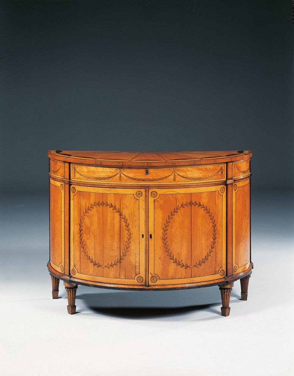 George III marquetry demi-lune commode, ca. 1760-79 (sateng, amaranth og tulipwood) av Thomas (attr.to) Chippendale