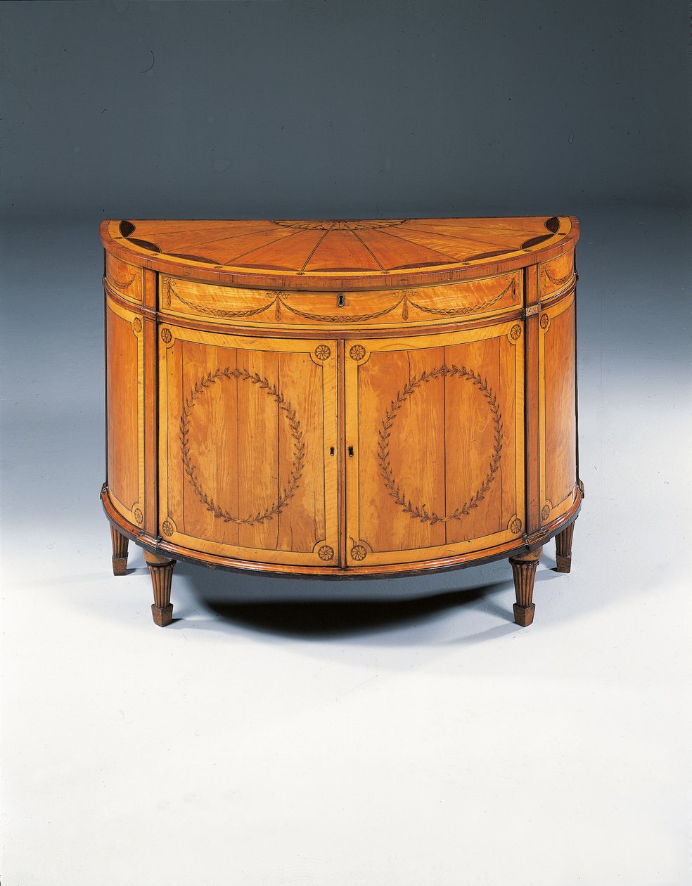 George III marquetry demi-lune commode, ca. 1760-79 (sateng, amaranth og tulipwood) av Thomas (attr.to) Chippendale
