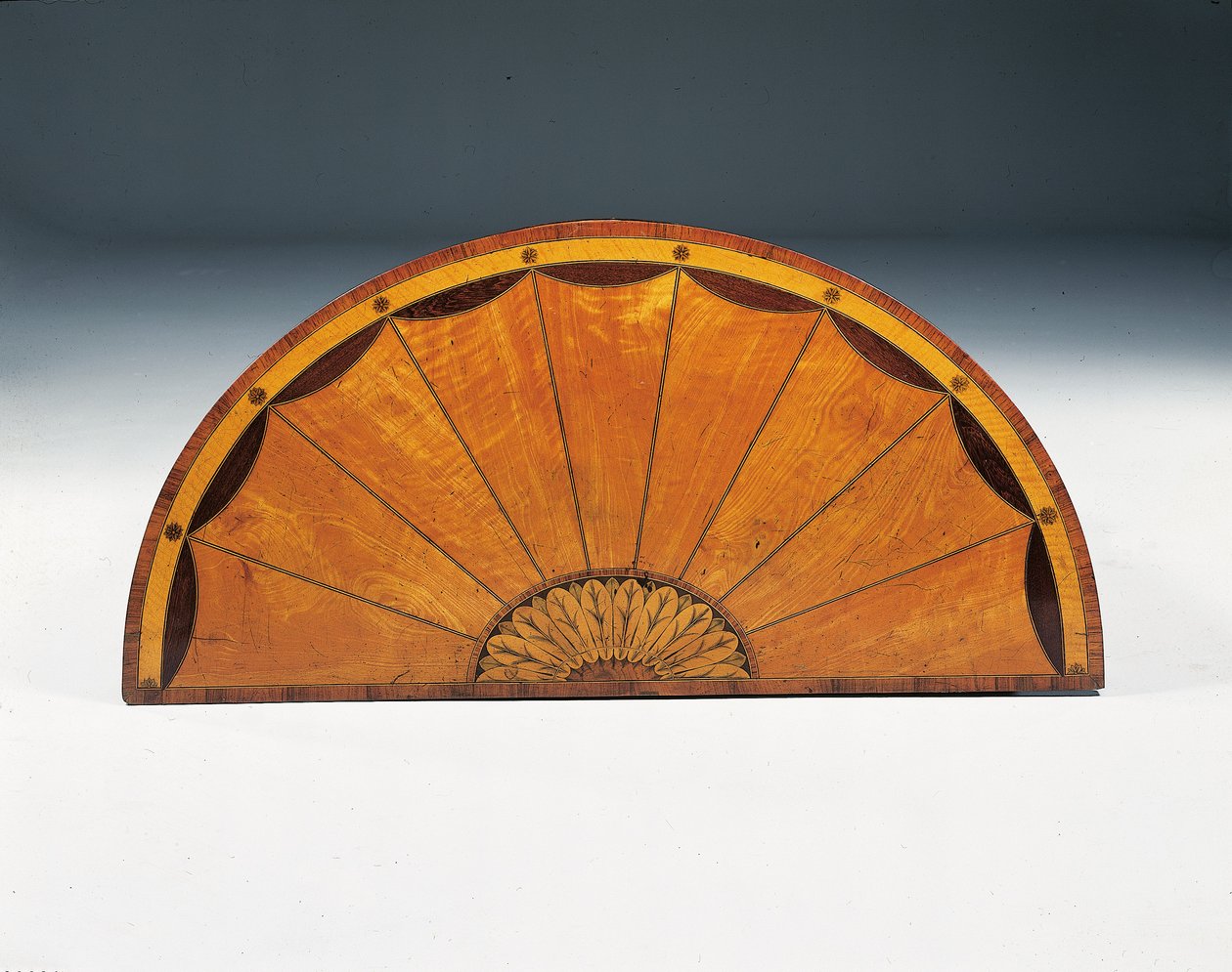 George III marquetry demi-lune commode, ca. 1760-79 (sateng, amaranth og tulipwood) av Thomas (attr.to) Chippendale