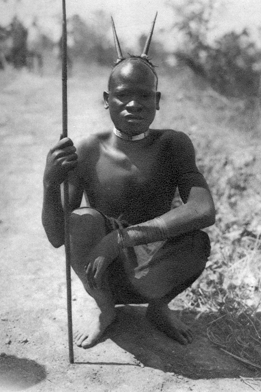 En gutt med horn, Abercorn til Tukuyu, Tanganyika, 1925 1927 av Thomas A. Glover