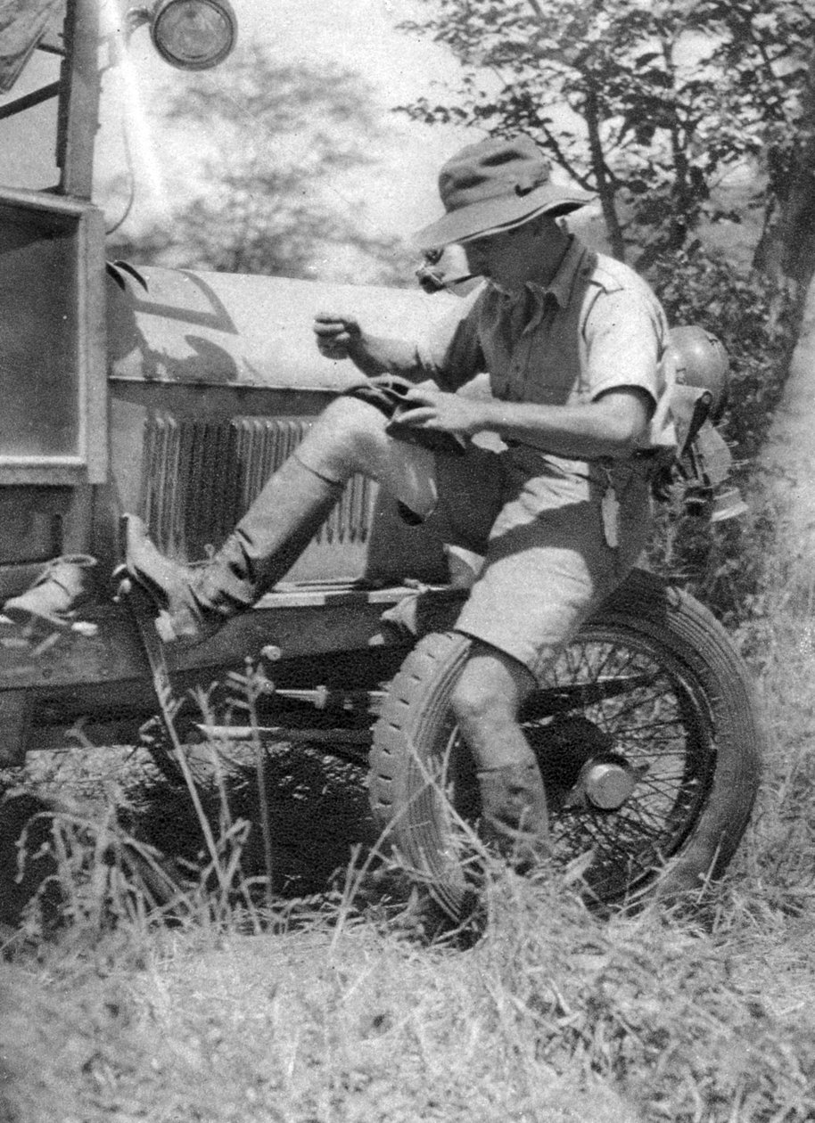 Chaplin Court Treatt , britisk bilpioner, reparerte veldtschoen-skoene sine, c1924-c1926 1927 av Thomas A. Glover