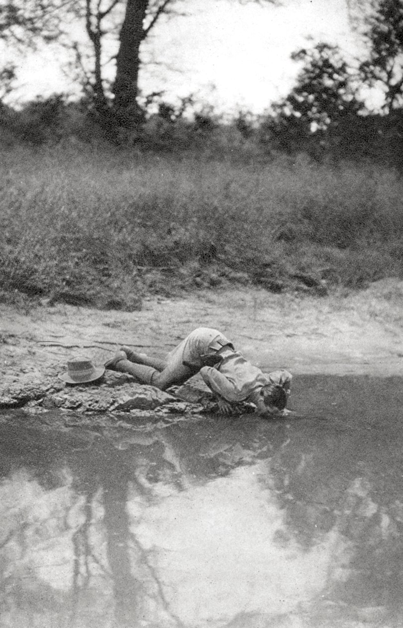 Errol Hinds drikker, Mongalla til Terrakekka, Sudan, 1925 1927 av Thomas A. Glover