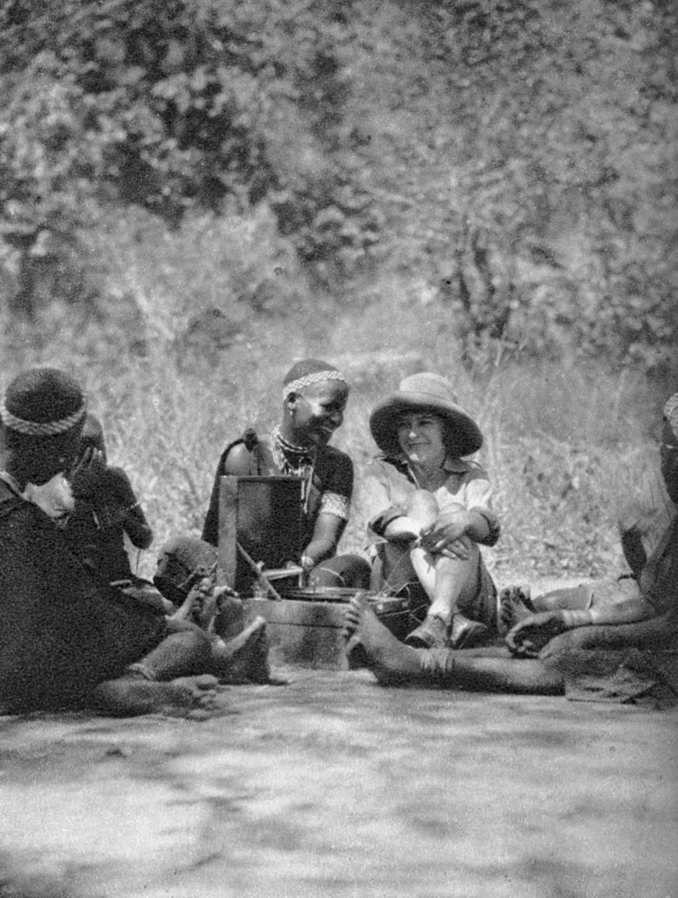 Lytte til grammofonen, Bulawayo til Dett, Rhodesia, c1924-c1925 1927 av Thomas A. Glover