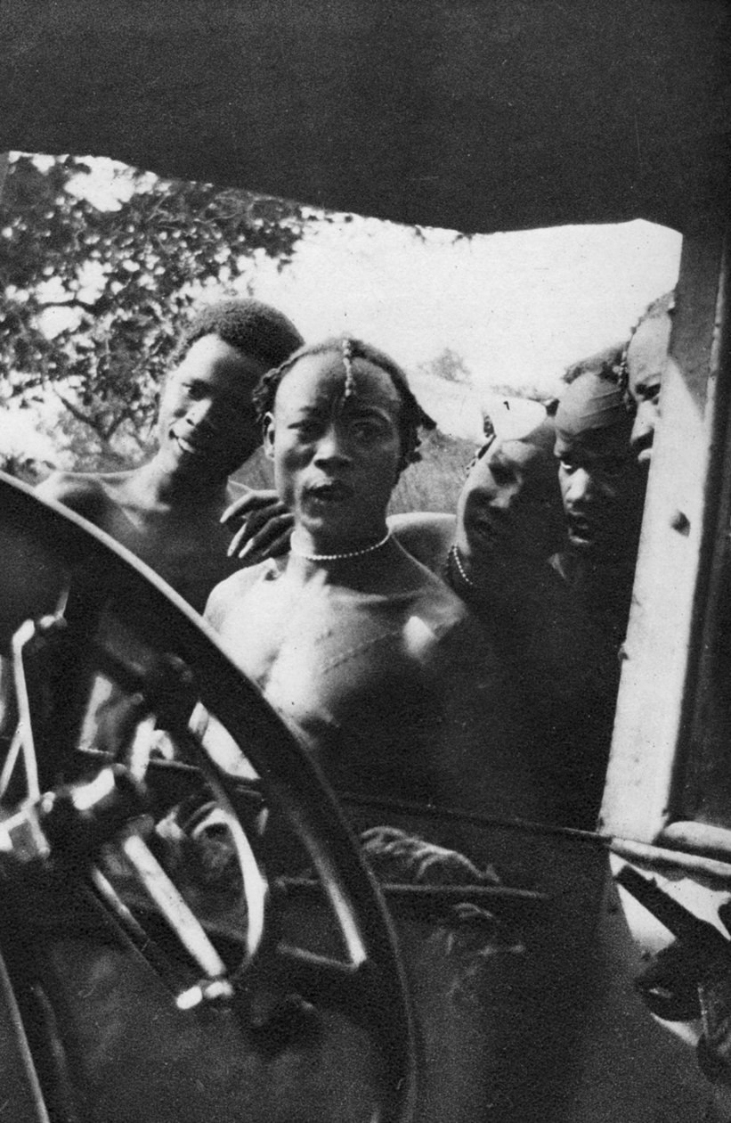 Innfødte menn som ser en hvit kvinne for første gang, Mongalla til Terrakekka, Sudan, 1925 1927 av Thomas A. Glover