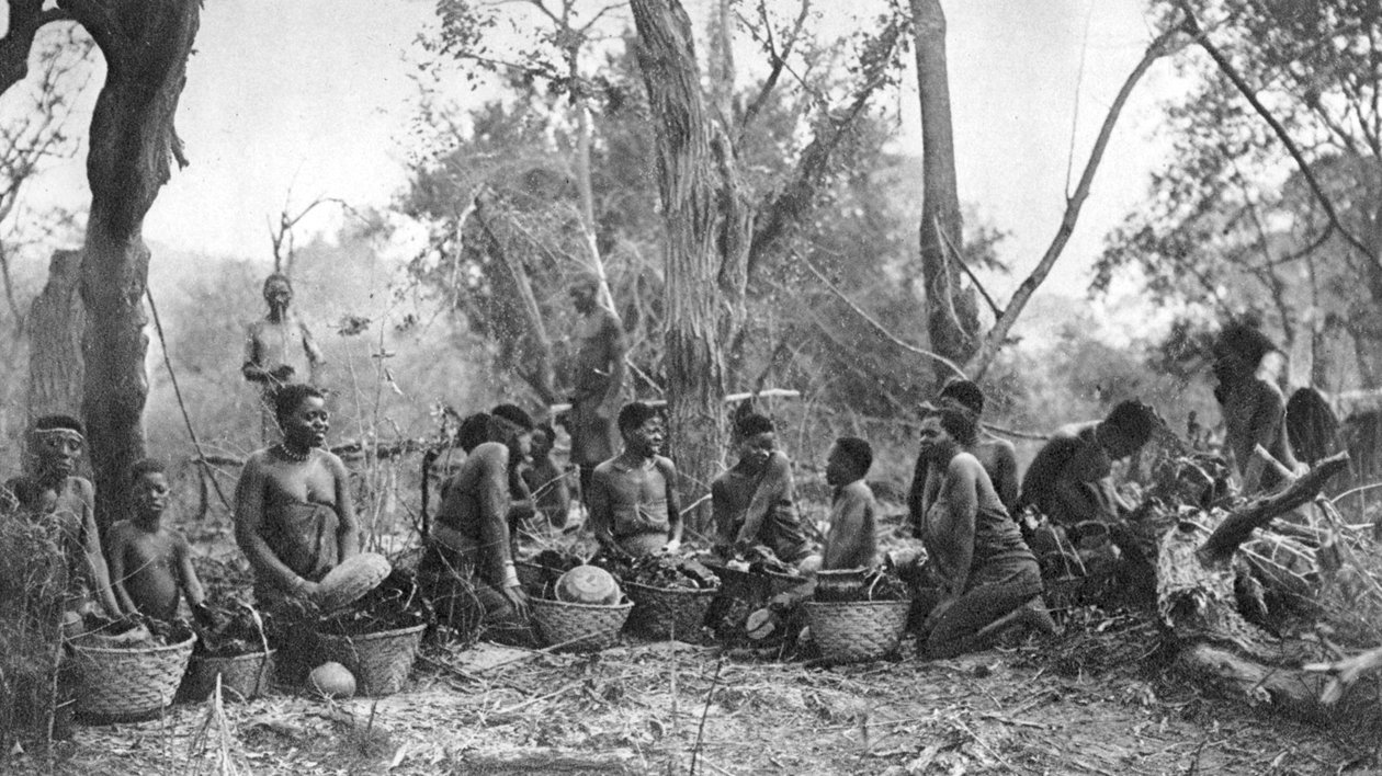 Innfødte kvinner med kurver med flodhestkjøtt, Karoo, Sør-Afrika, 1924 1927 av Thomas A. Glover