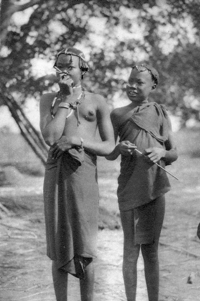Unge jenter med kjepper i nesen og leppene, Terrakekka til Aweil, Sudan, 1925 1927 av Thomas A. Glover