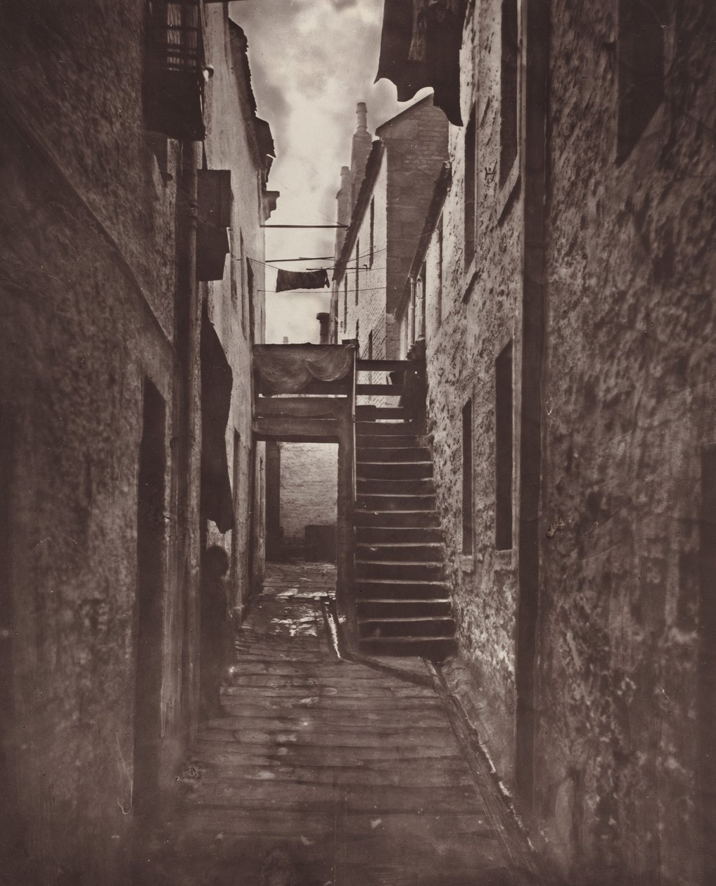 Plate 32: Close, nr. 128 Saltmarket, 1868-1871, trykt 1877. av Thomas Annan