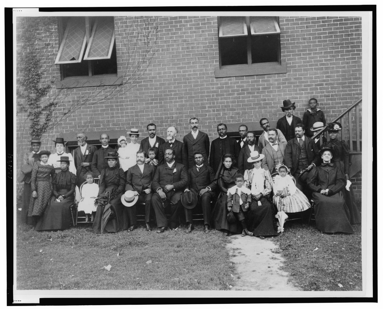 Medlemmer av First Congregational Church, Atlanta, Georgia, poserte utenfor murkirken av Thomas Askew