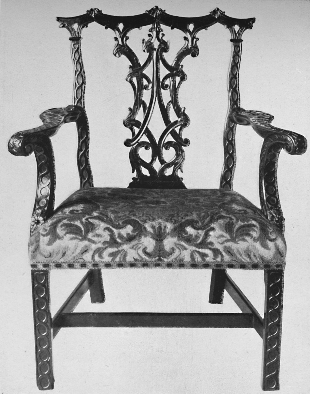 Kinesisk Chippendale albuestol med sete i moderne håndarbeid, midten av 1700-tallet, 1928 av Thomas Chippendale
