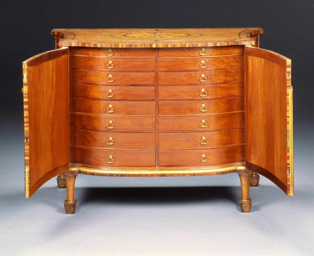 En av et par George III-kommoder (harewood og kingwood) av Thomas Chippendale
