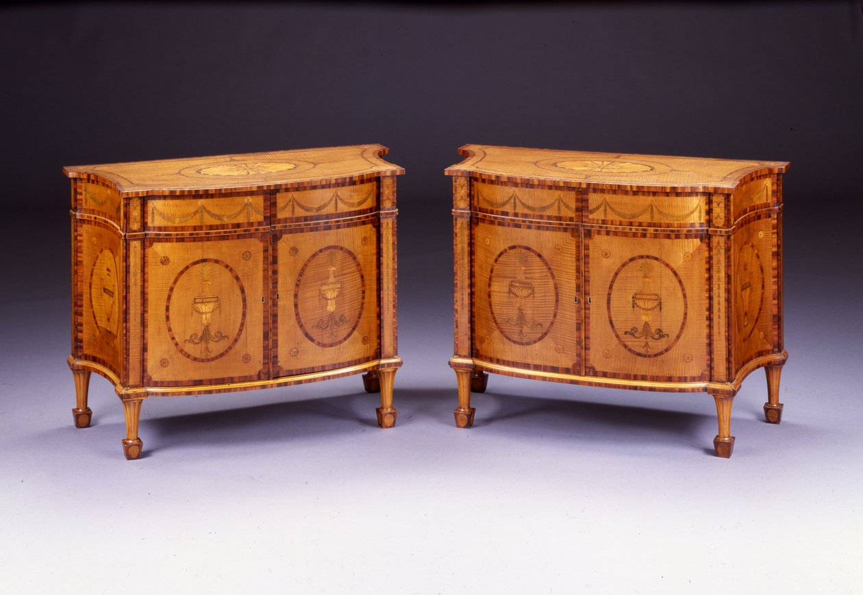 Par George III-kommoder (hareved og kongeved) av Thomas Chippendale