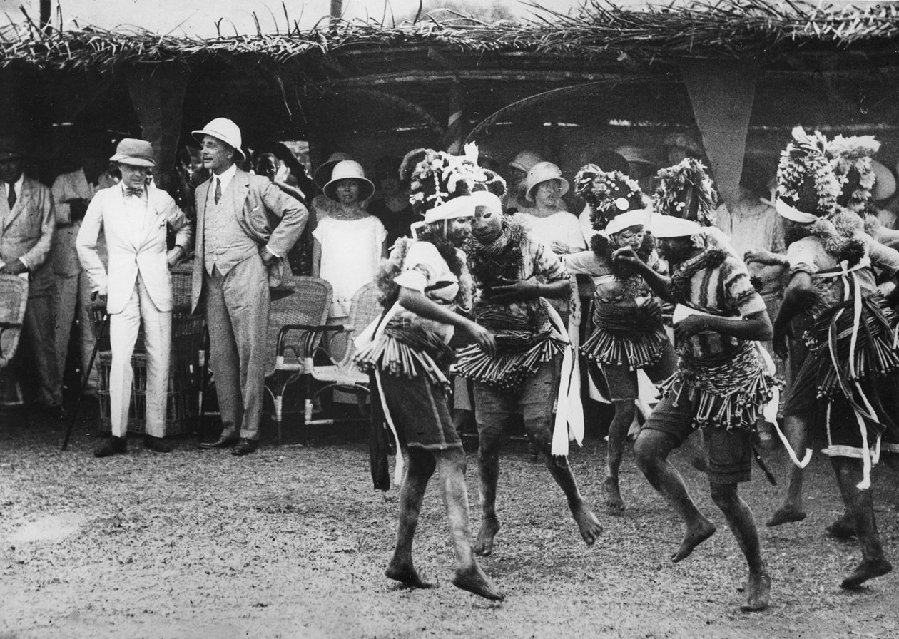 Jenter fra Bundu-stammen danser foran prinsen, Freetown, Sierra Leone, 1925 av Thomas E. and Horace Grant Grant