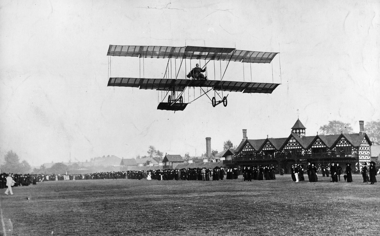 Grahame White flyr maskinen sin fra Ranelagh Club, samme år som Manchester-flyvningen, 1910 av Thomas E. and Horace Grant Grant