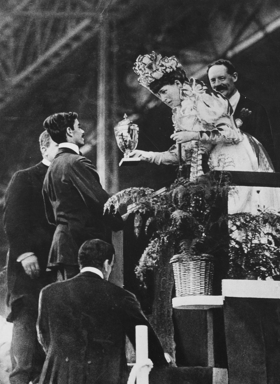 Dronning Alexandra overrakte en spesiell kopp til Dorando for å minnes hans store innsats for å vinne det olympiske maraton i juli 1908 av Thomas E. and Horace Grant Grant