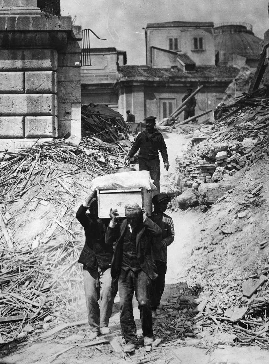 Gjenvinnende kropper fire måneder etter jordskjelvet i Messina, 1909 av Thomas E. and Horace Grant Grant