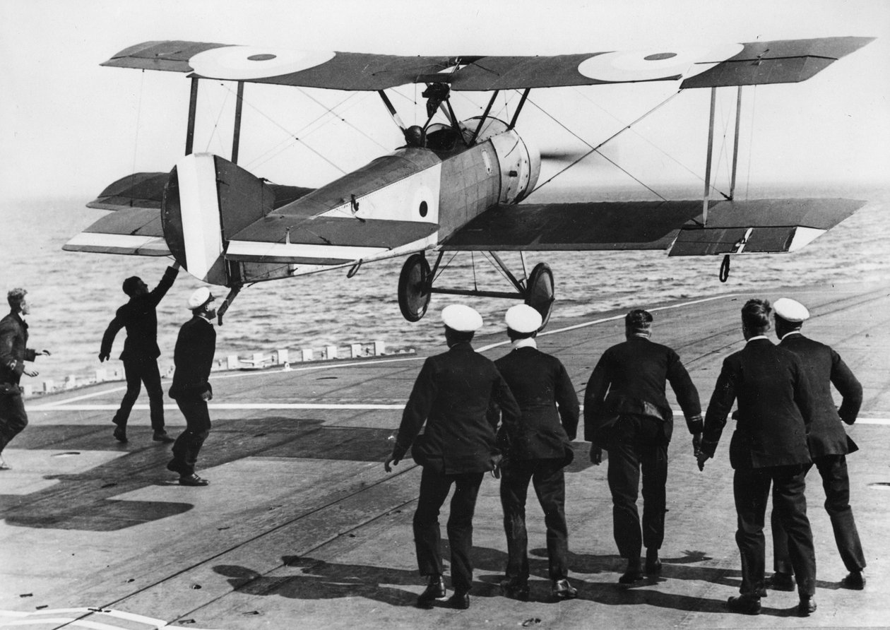 Skvadronsjef Edwin Dunning lander en Sopwith Pup om bord på HMS Furious, 2. august, 1917 av Thomas E. and Horace Grant Grant