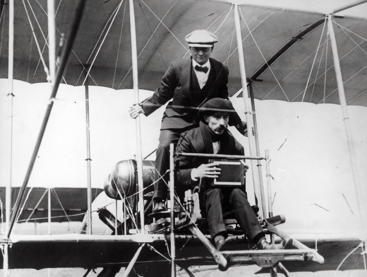 Thomas E. Grant med Mr Lewis Turner i en flyvende maskin for å fotografere Eclipse, 1912 av Thomas E. and Horace Grant Grant