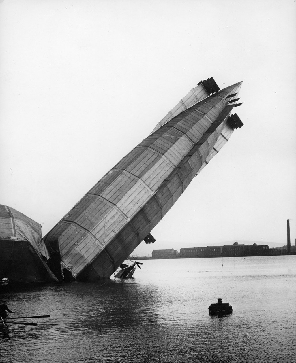 Vraket av Storbritannias største luftskip, The Mayfly, ved Barrow, 1911 av Thomas E. and Horace Grant Grant