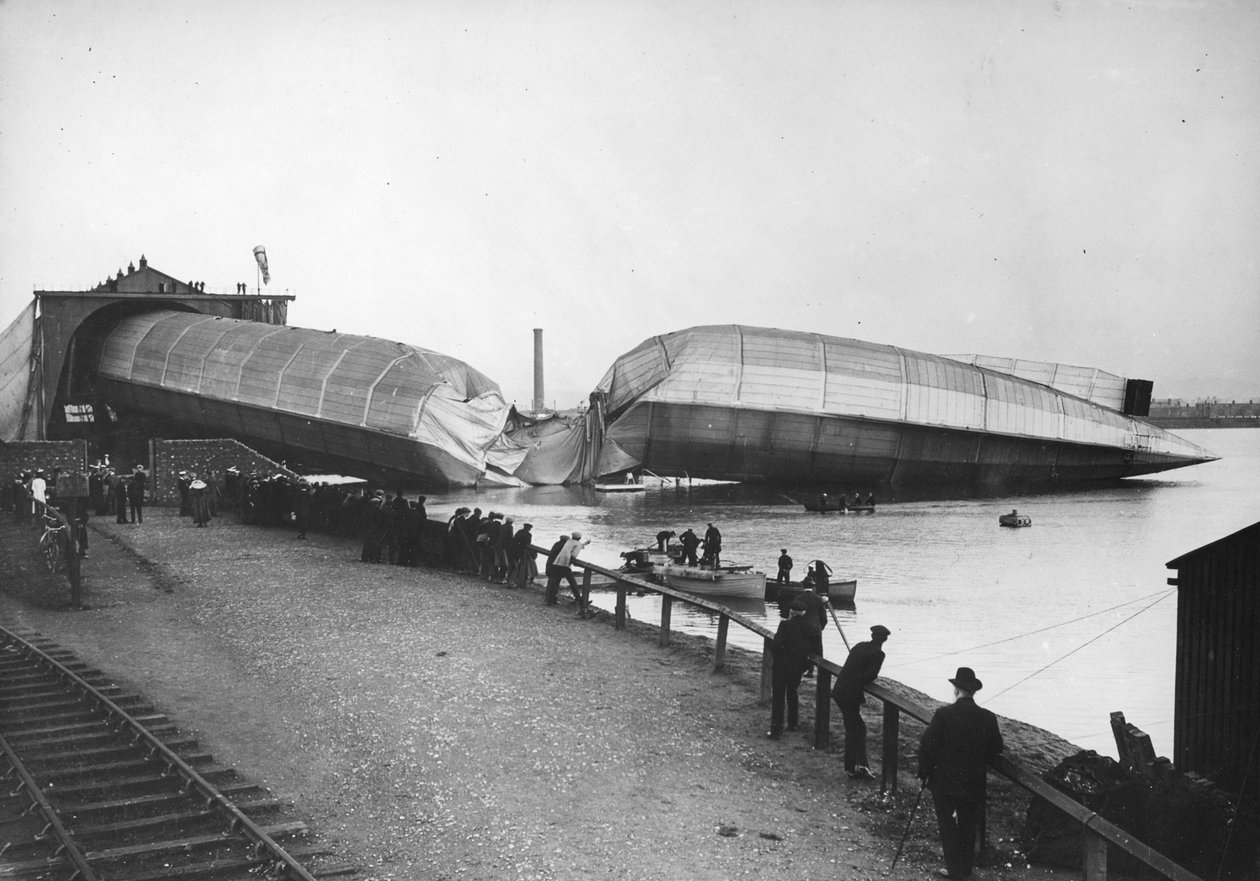 Vraket av Storbritannias største luftskip, The Mayfly, ved Barrow, 1911 av Thomas E. and Horace Grant Grant