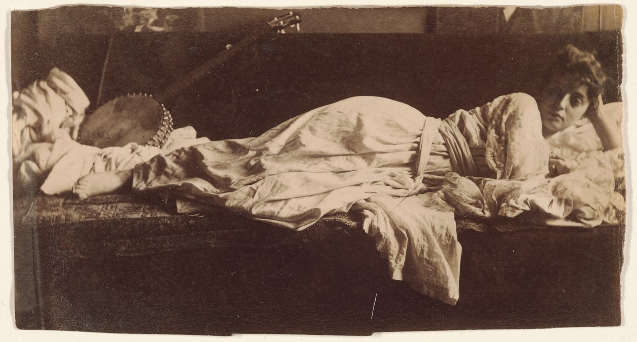 Blanche Gilroy i klassisk kostyme, liggende med banjo av Thomas Eakins