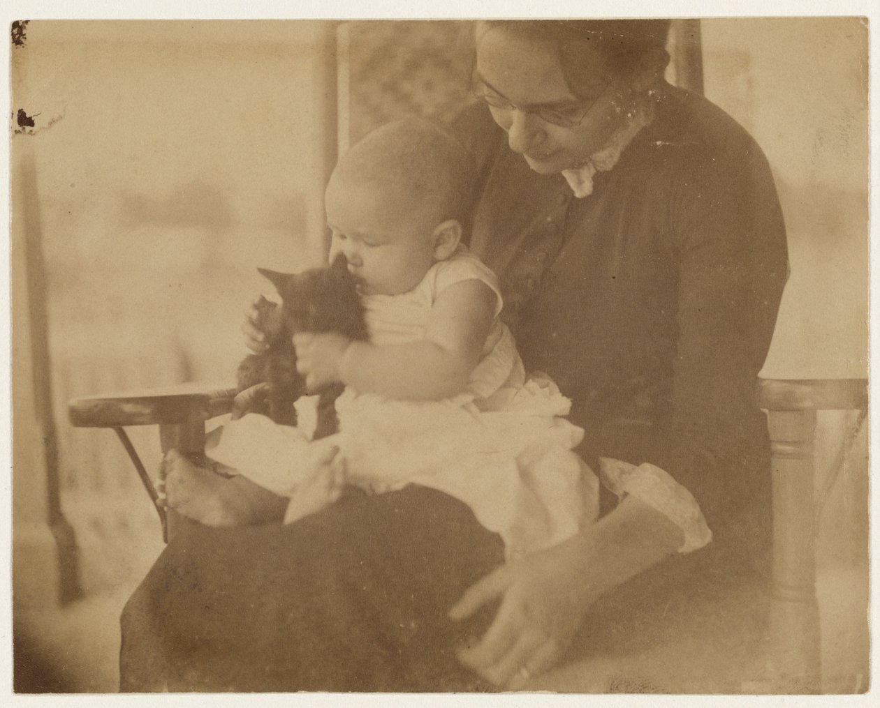 [Frances Crowell og barn med kattunge] av Thomas Eakins