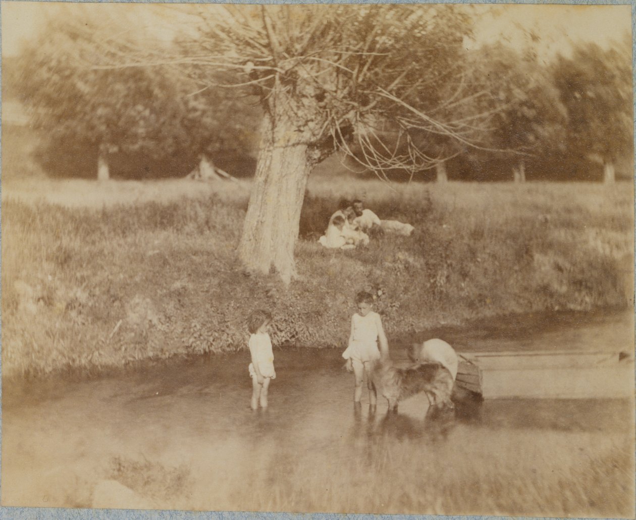 Tre barn og en hund som leker i bekken, 4. juli 1883 av Thomas Eakins