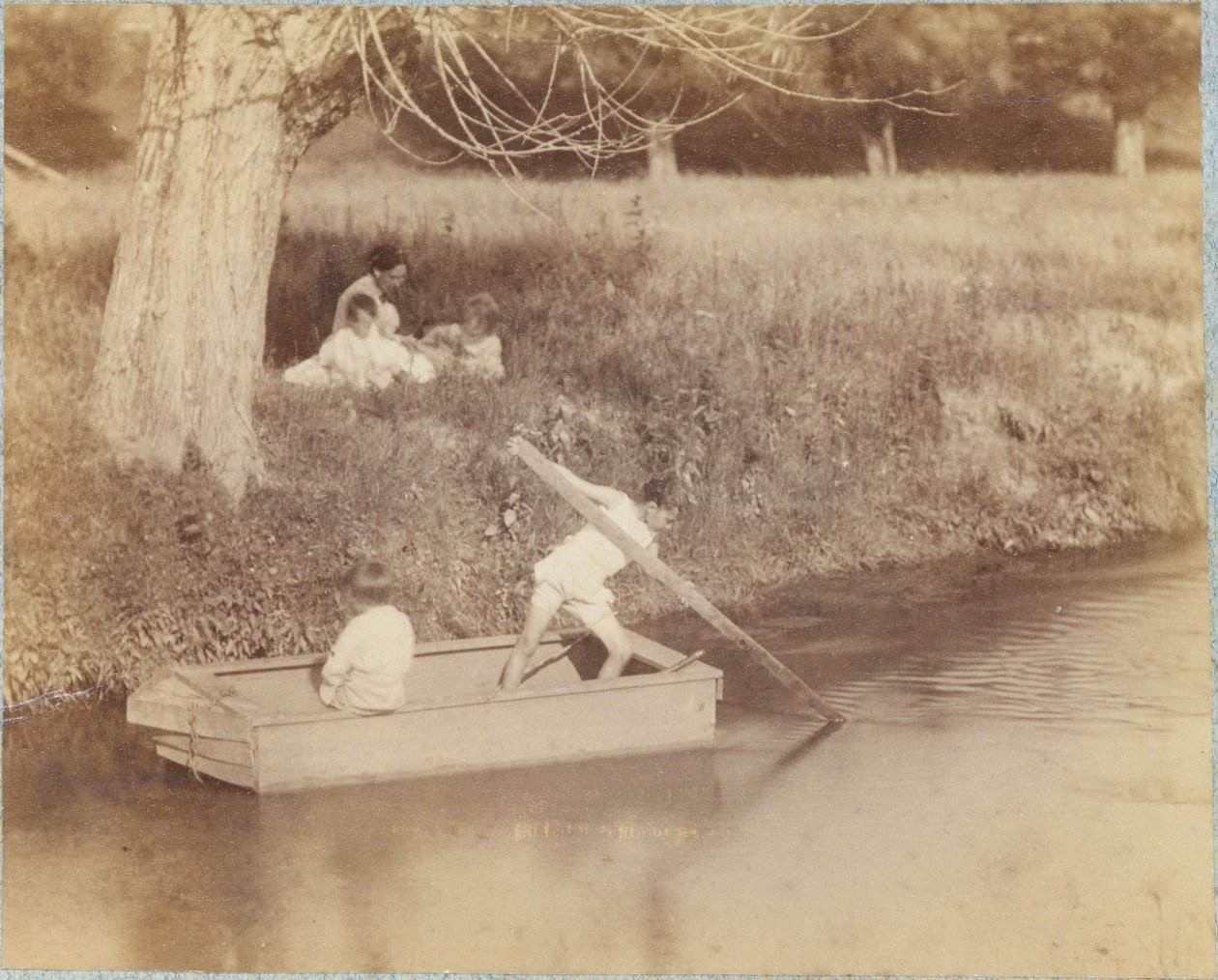 To gutter som leker ved bekken, 4. juli 1883 av Thomas Eakins