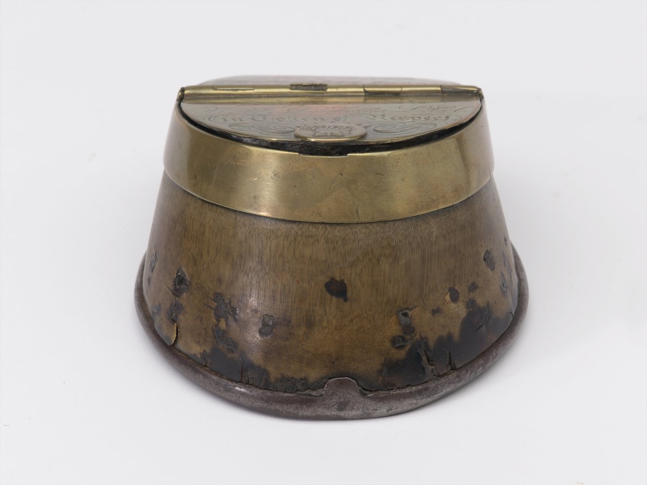 Hestehovblekkhus som tilhører kaptein William Tyrwhitt Drake, Royal Horse Guards, ca. 1829 (blekkhus, hestehov) av Thomas Lee
