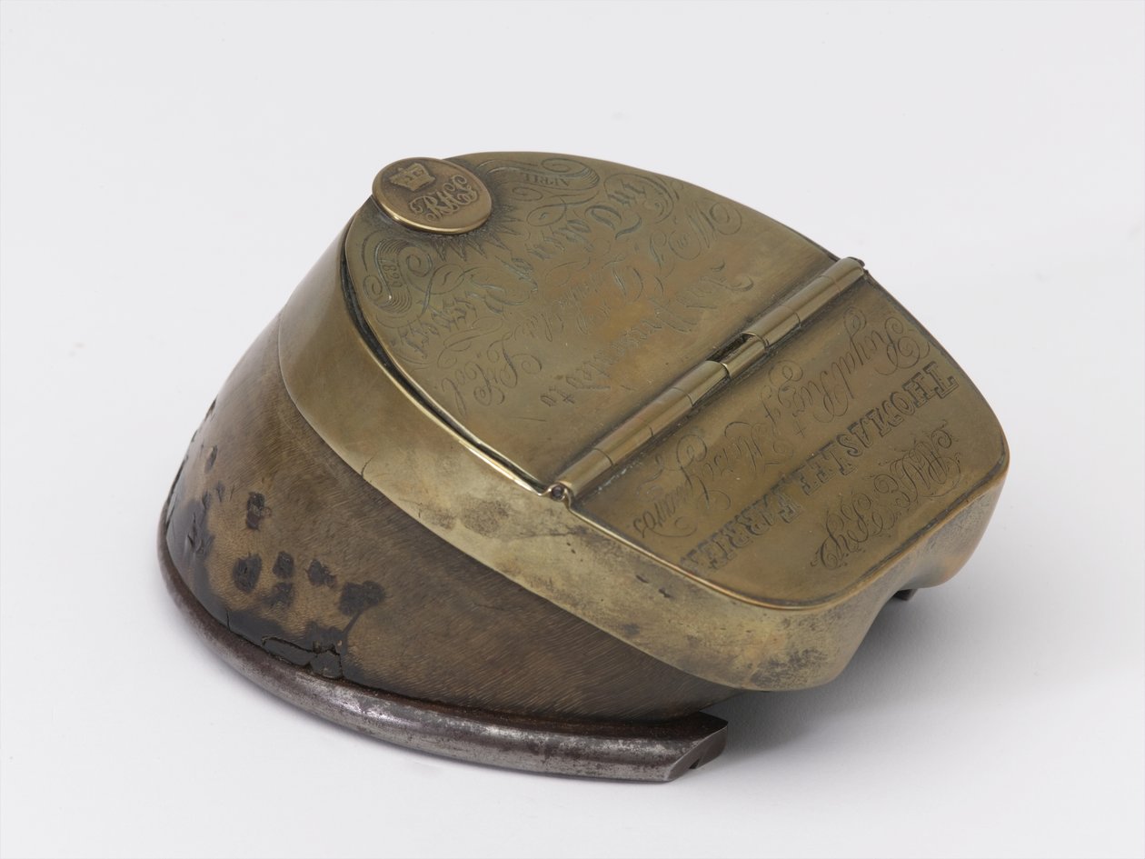 Hestehovblekkhus som tilhører kaptein William Tyrwhitt Drake, Royal Horse Guards, ca. 1829 (blekkhus, hestehov) av Thomas Lee