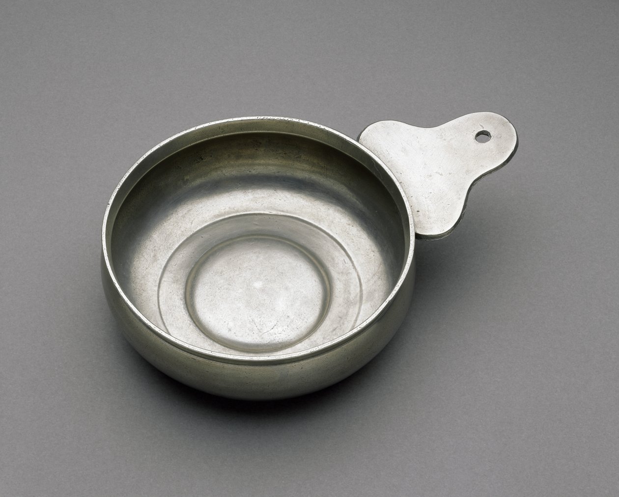 Porringer, ca. 1793–1796 eller ca. 1799–1824 (tinn) av Thomas Melville