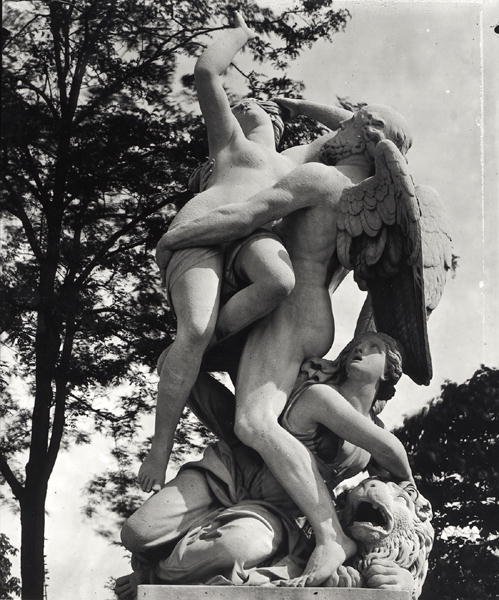 Saturn Abducting Cybele, allegori av jorden, ca. 1675-80, fotografert i Jardin des Tuileries, Paris, av Adolphe Giraudon (1849-1929) (marmor) (s/hvitt-foto) av Thomas Regnaudin