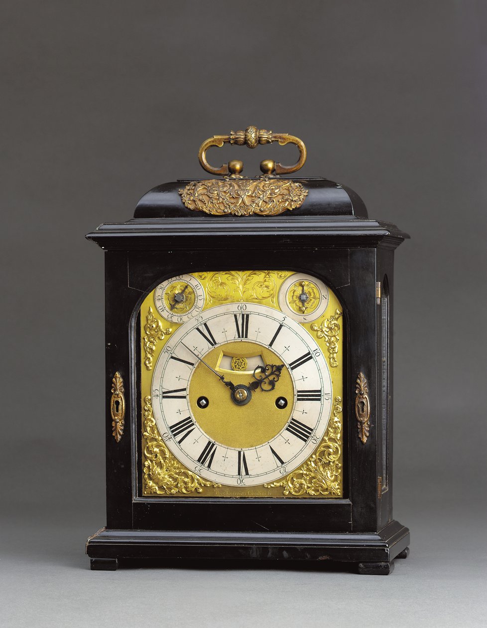 James II montert slående brakett klokke med pull quarter repeat, no. 166, ca. 1690-95 (ibenholt og forgylt metall) (se også 867503-4) av Thomas Tompion