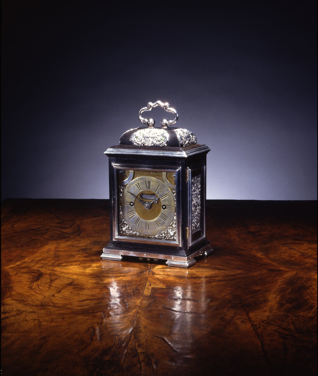Miniatyr slående brakett klokke, nr. 222, ca. 1695 (sølv og ibenholt) (se også 834229-32) av Thomas Tompion