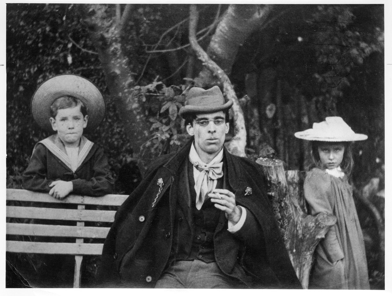 William Butler Yeats (1865-1939) med Charles og Thea Rolleston, 1894 (bw-bilde) av Thomas William Hazen Rolleston