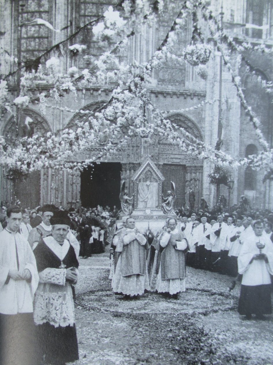 Prosess av Jomfruens slør foran den kongelige portalen til katedralen Notre-Dame de Chartres.) av Thomon
