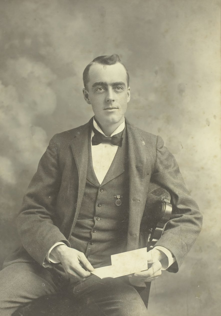 Uten tittel Portrait of Seated Man, 18801899. av Thompson Studio