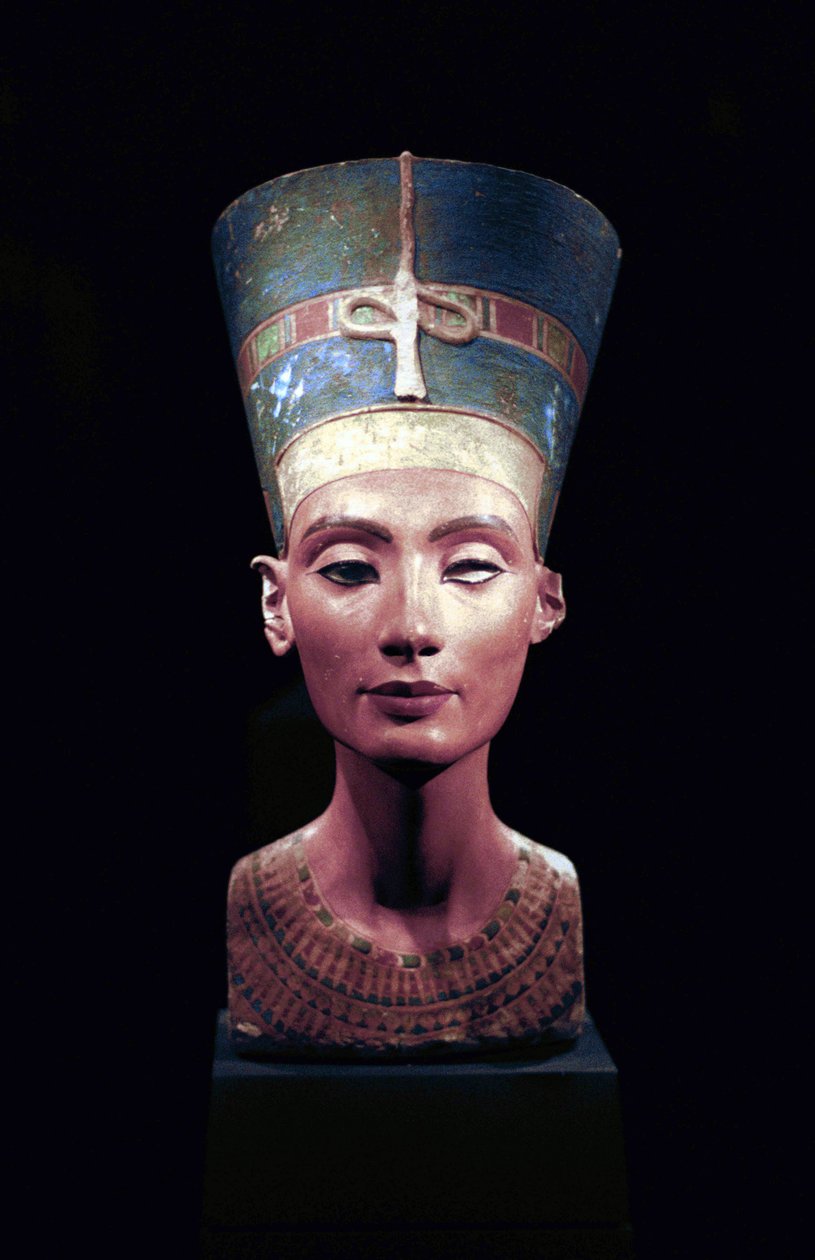 Byste av Nefertiti (c1370-c1330 f.Kr.) Store kongelige hustru (hovedkonsort) til den egyptiske farao Akhenaten. Nefertiti og mannen hennes var kjent for en religiøs revolusjon. De begynte å tilbe bare én gud, Aten, solskive. av Thutmose Thutmose