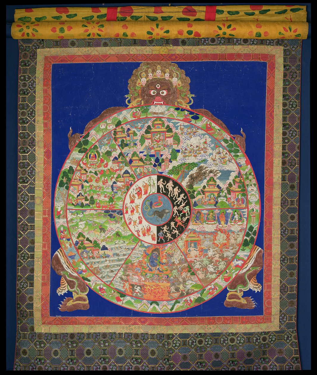 Dharmachakra Livets hjul blir slått av Yama, Dødens Herre, med scener som symboliserer de tolv leddene som forårsaker ukontrollert gjenfødelse rundt kanten, tibetansk, 1780-1850 av Tibetan School