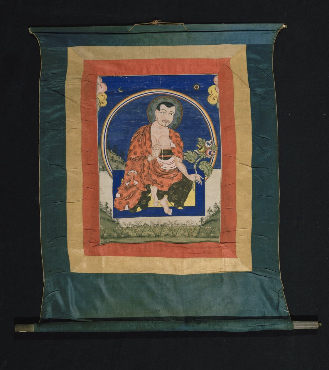 Thangka-maleri som viser Arhat i munkeklær som holder mala-bønneperler i høyre hånd og stilken til en plante med blader og tre blomster i venstre hånd, 1700-1825 av Tibetan School