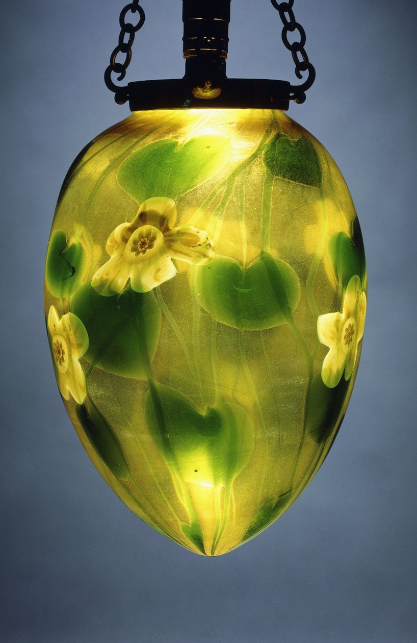 En hengende lykt, dekorert med grønne blader og vinranker og gule iriserende blomster, av Tiffany Studios