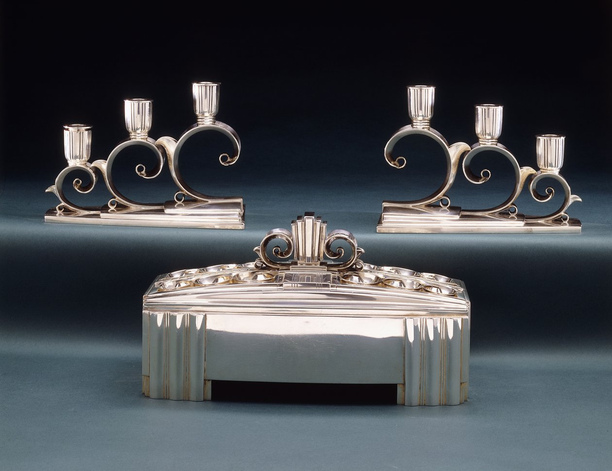 Et midtpunkt for Tiffany & Co.-utstillingen og to tre-lys kandelaber laget for verdensutstillingen i 1939, ca. 1939 (sølv) av Tiffany and Company
