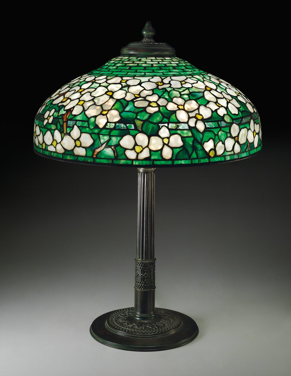 Dogwood bordlampe, ca. 1910 (blyglass og bronse) av Tiffany and Company
