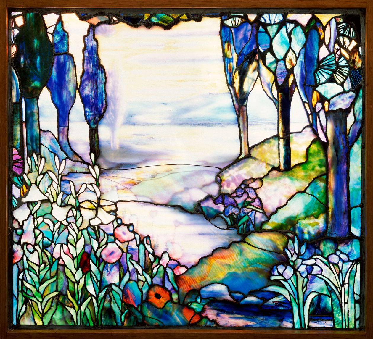 Landskapsvindu som viser en elv som slynger seg fra en fjern fjellkjede i skumringen, med sypresser, liljer, valmuer og iris, ca. 1915 (blyant og farget glass) av Tiffany and Company
