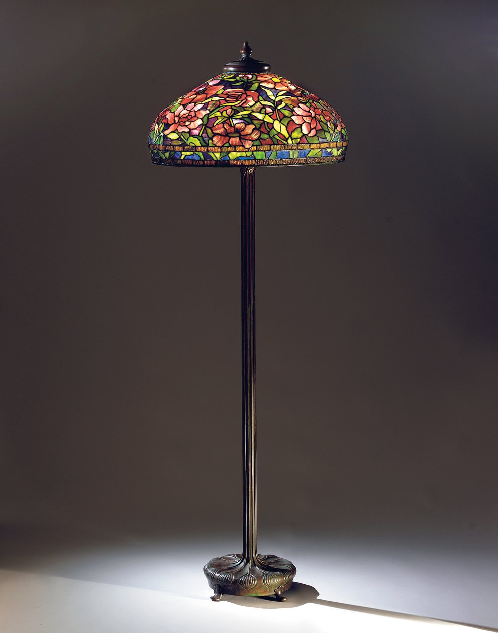 Peony gulvlampe, ca. 1910 (blyglass og bronse) (se også 2632436) av Tiffany and Company