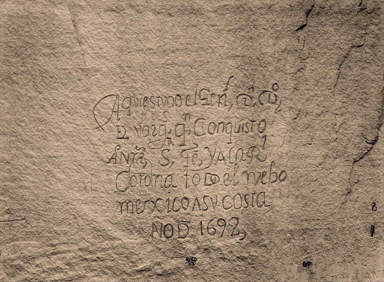 Historisk spansk oversikt over erobringen; South Side of Inscription Rock, N. M. av Timothy H. OSullivan