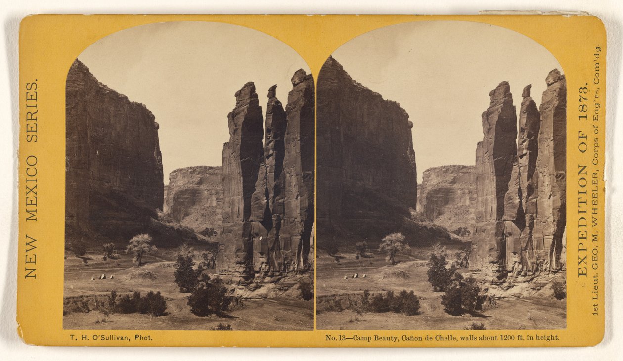 Camp Beauty, Canyon de Chelly, klippevegger omkring 1200 fot høye av Timothy H. O